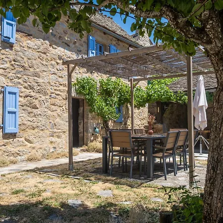 Au Pied De L'aubrac * Les Salces