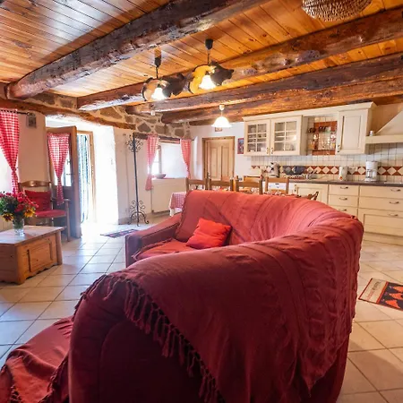 Au Pied De L'aubrac Hébergement de vacances *